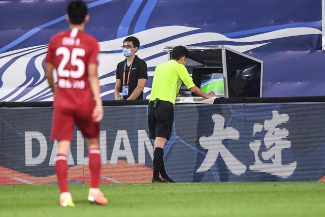 西甲-拉菲尼亚帽子戏法莱万破门 巴萨7-0胜